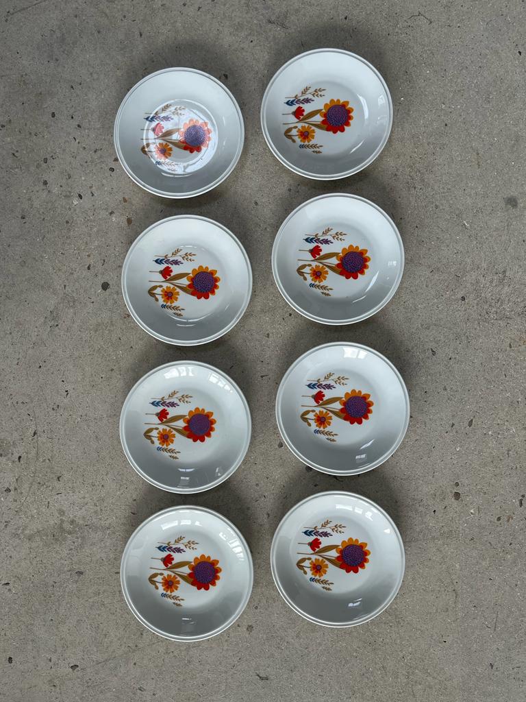 Ensemble vintage d'assiettes porcelaine de Sologne à motif floral stylisé