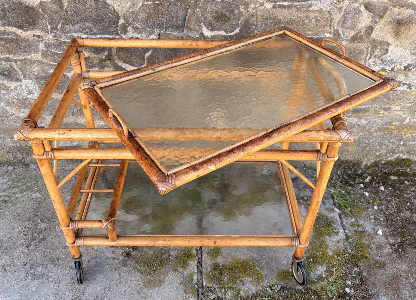 Vintage rolling dessert trolley in rattan, removable tray, Riviera style, 50s-60s.