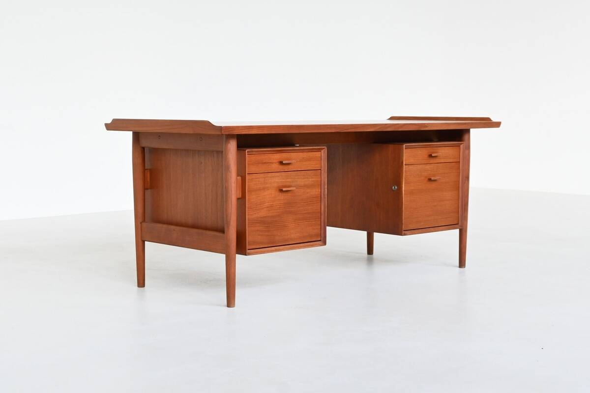 Arne Vodder writing desk model 207 in teak Sibast Denmark 1960