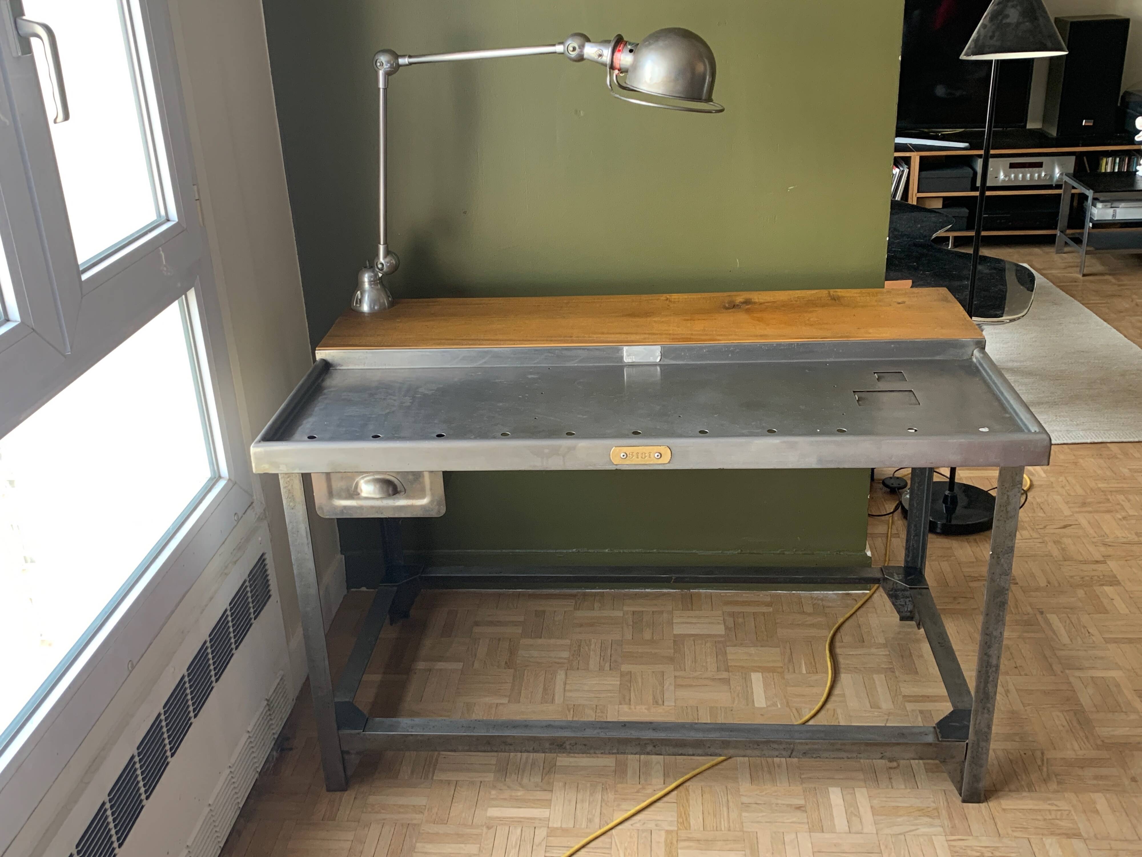 Bureau industriel des poste modifié + lampe Jieldé