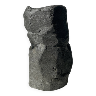 Vase en béton sculpté