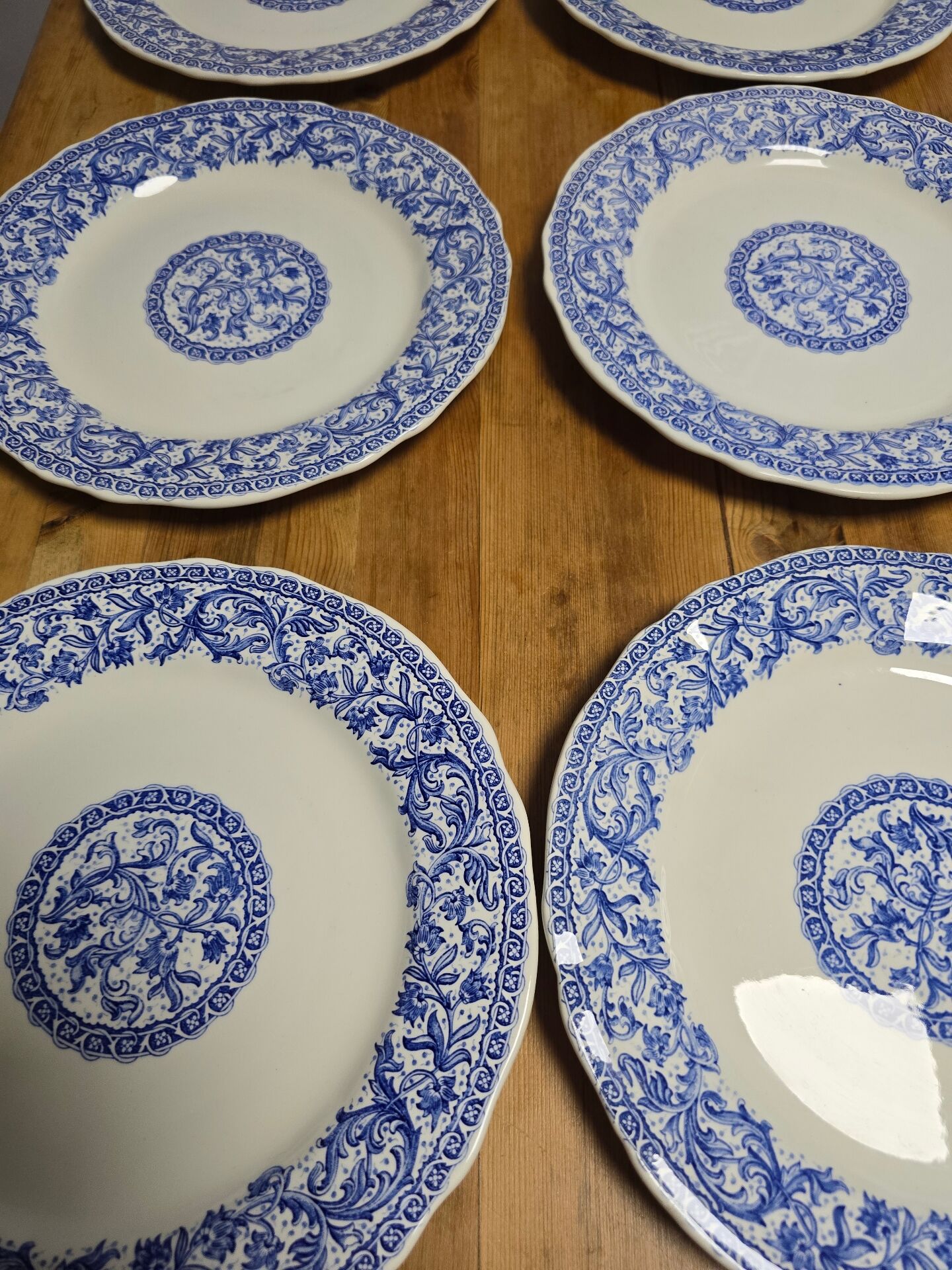 Flat plates Gien with blue patterns in perfect condition.