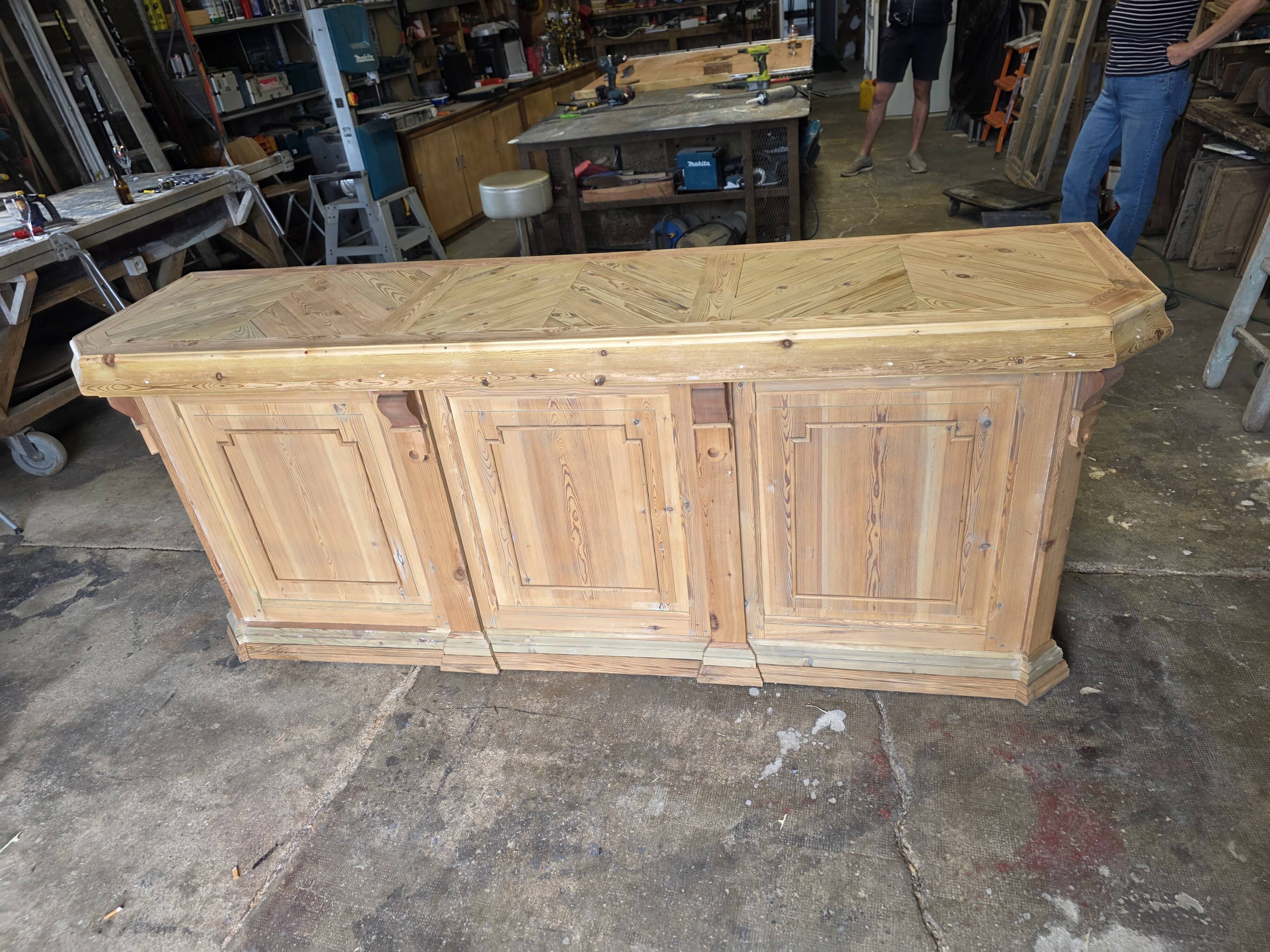 Bistro counter with a Hungarian point design.