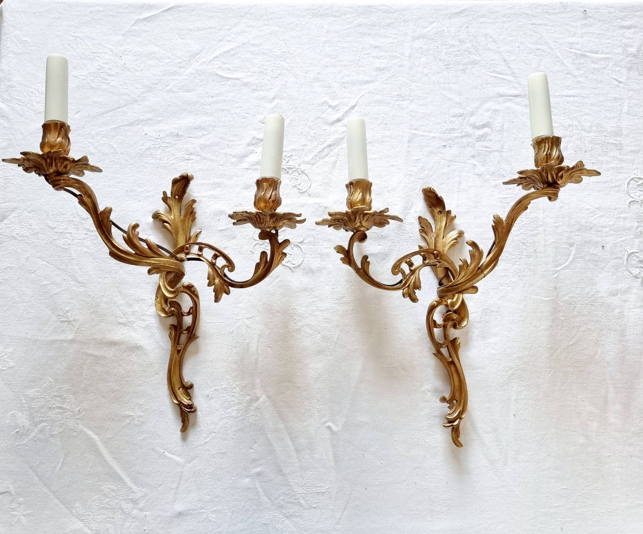 Pair of vintage French wall sconces in bronze, Louis XV Rococo style.