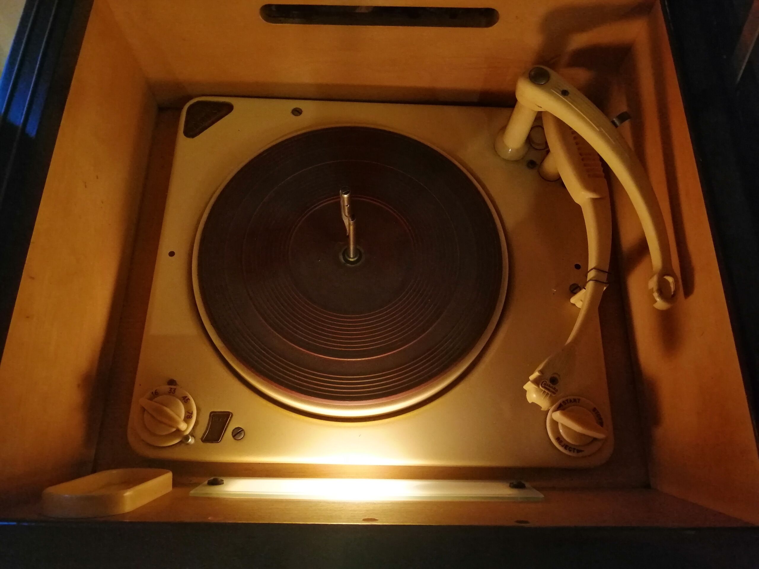 Grundig 3D sound hifi furniture