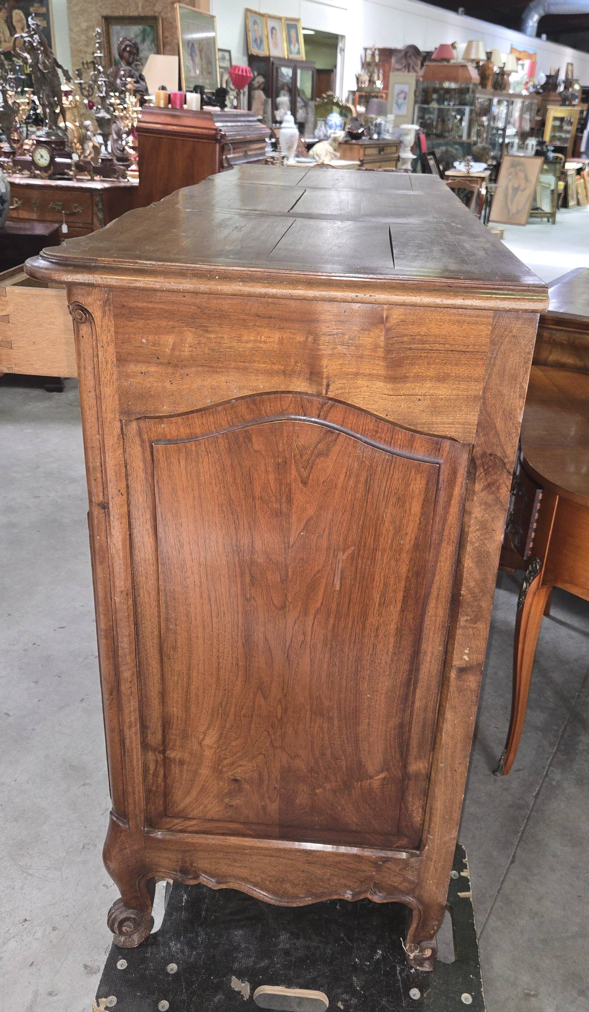 Buffet Louis XV provençal en noyer sculpté – XIXe siècle