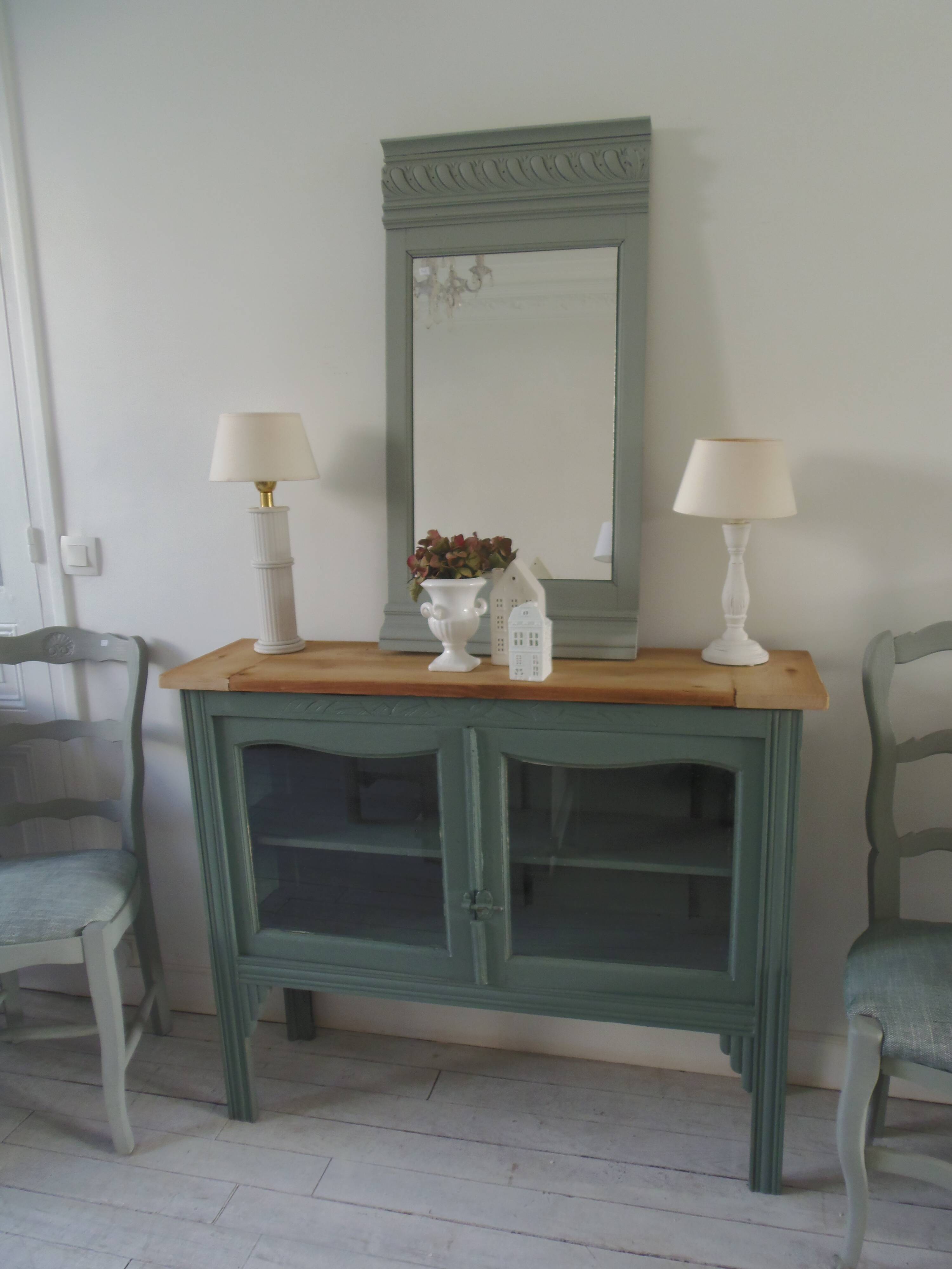 Console, sideboard, shallow display case sublimated in smoky green, wooden top.