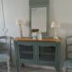 Console, buffet, vitrine peu profond sublimé en vert fumé, plateau bois.