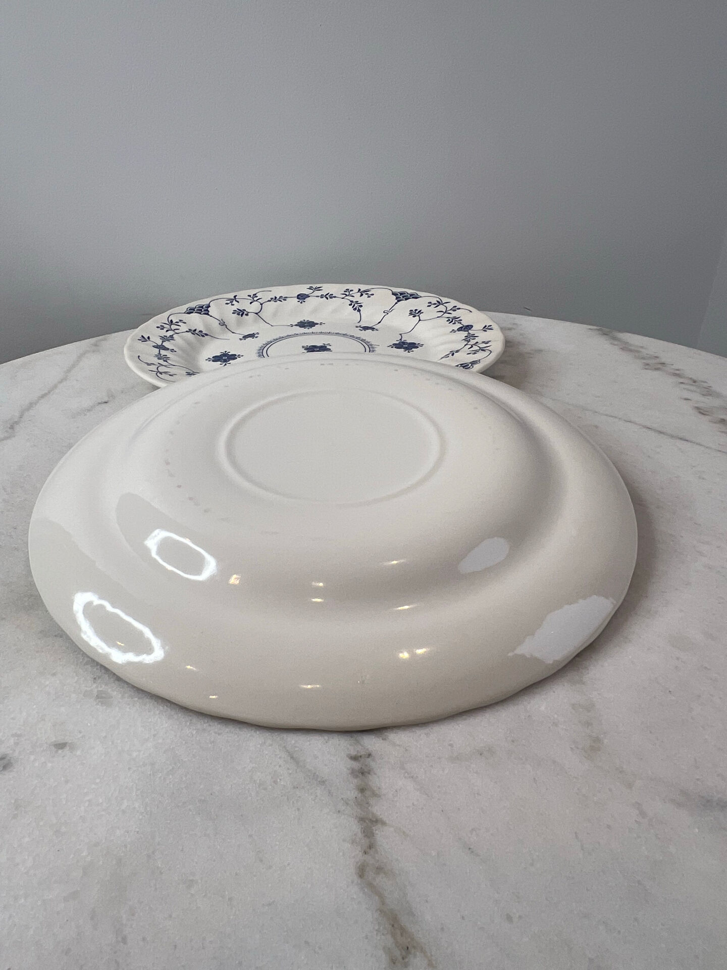 Set of 2 flat plates in English earthenware with blue floral decoration.