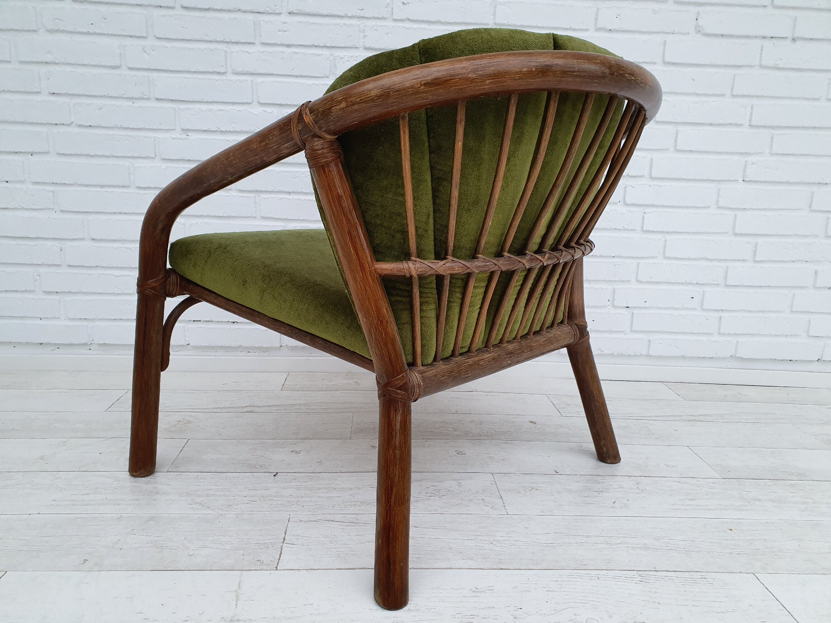 Fauteuil danois, rotin, velours, années 70