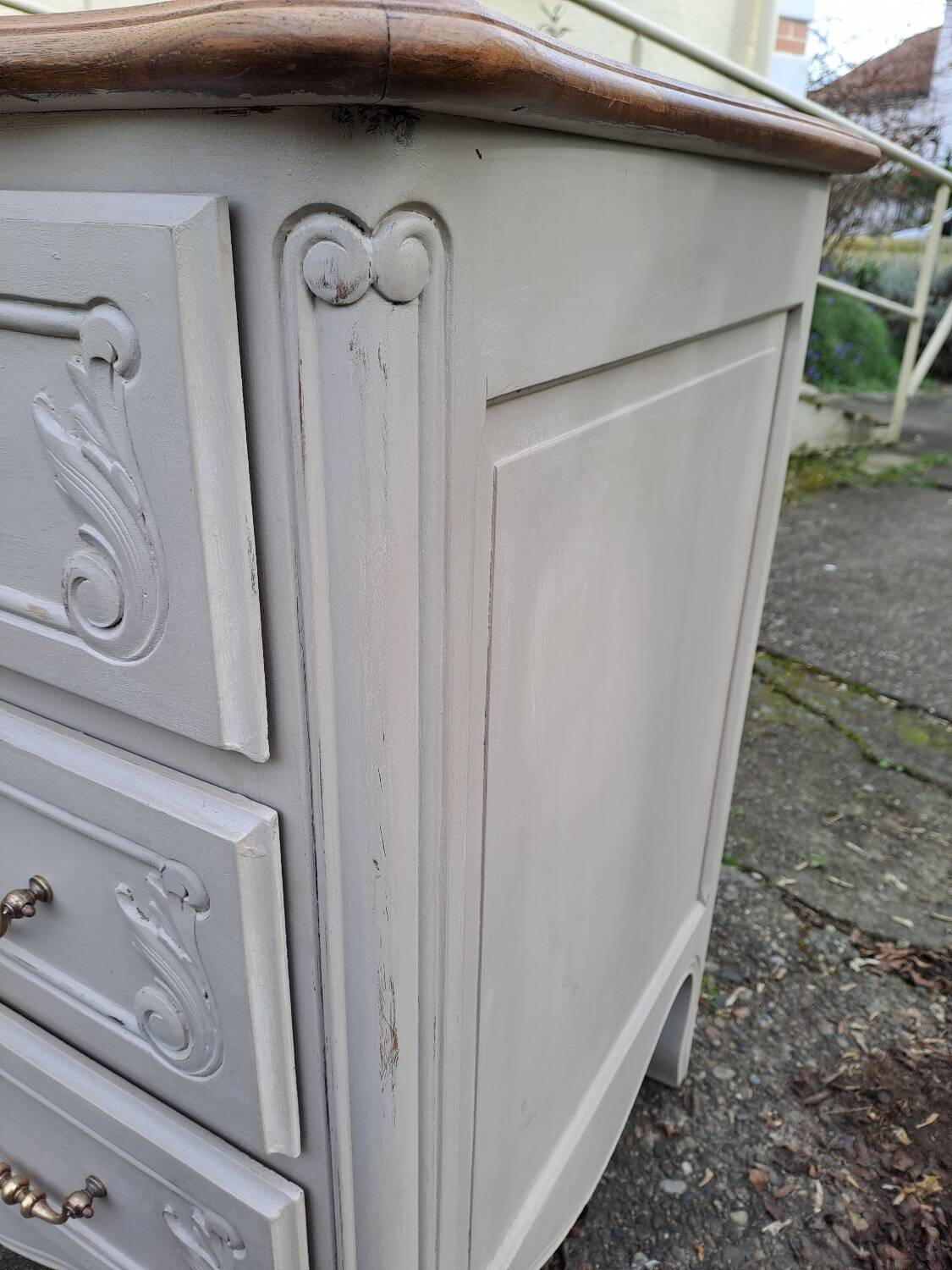 Commode de style louis xv  peinte