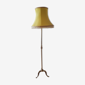 Tripod floor lamp