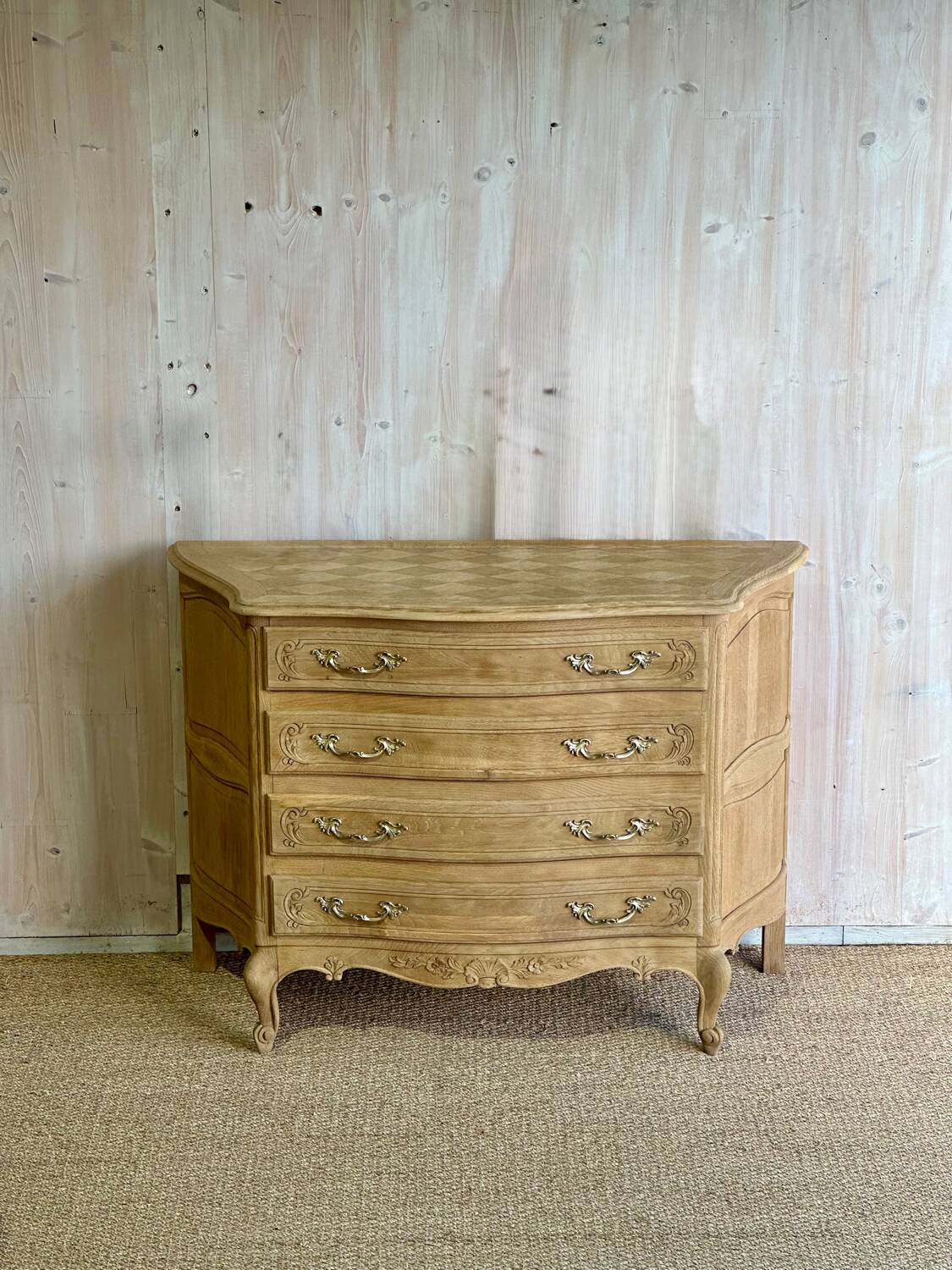 Louis XV provincial commode in solid oak – marquetry top