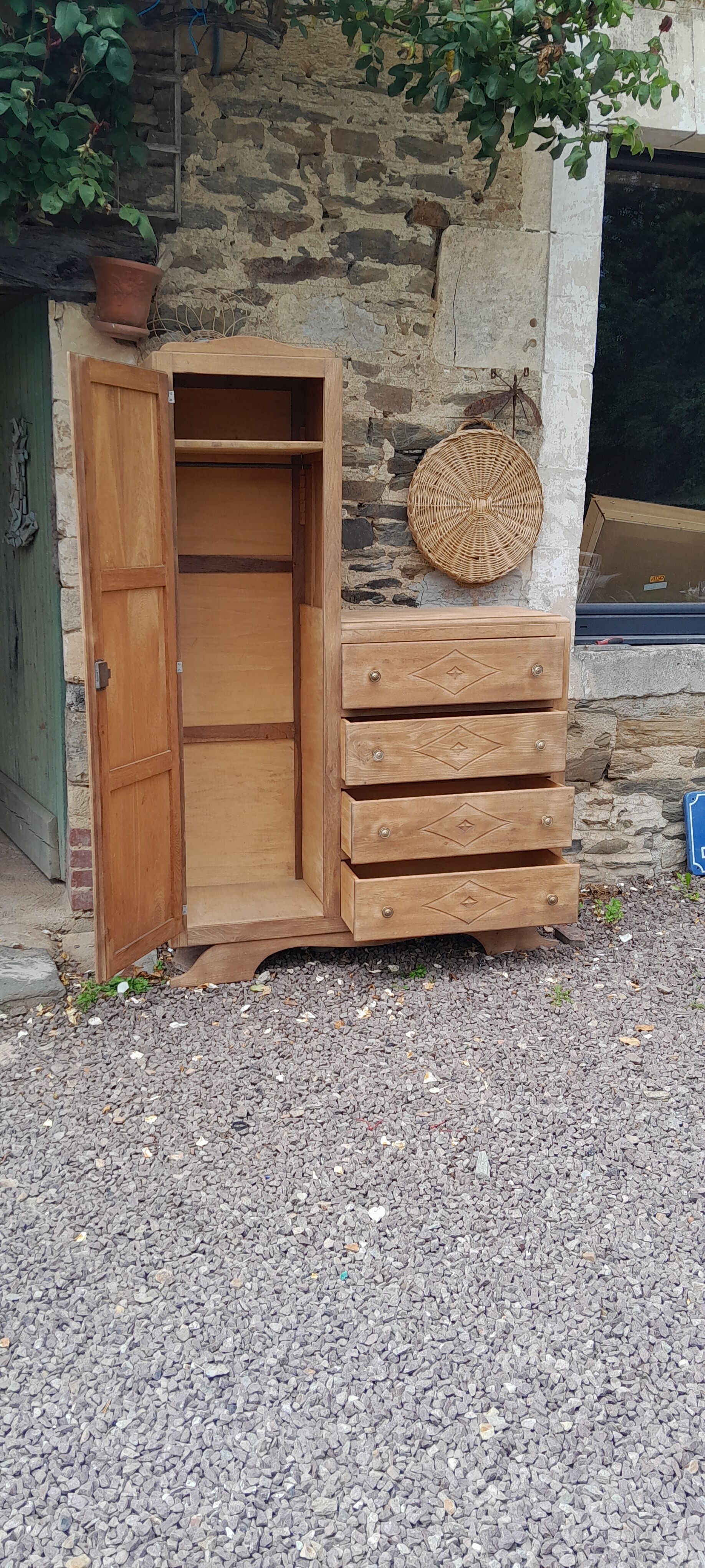 Asymmetrical cabinet