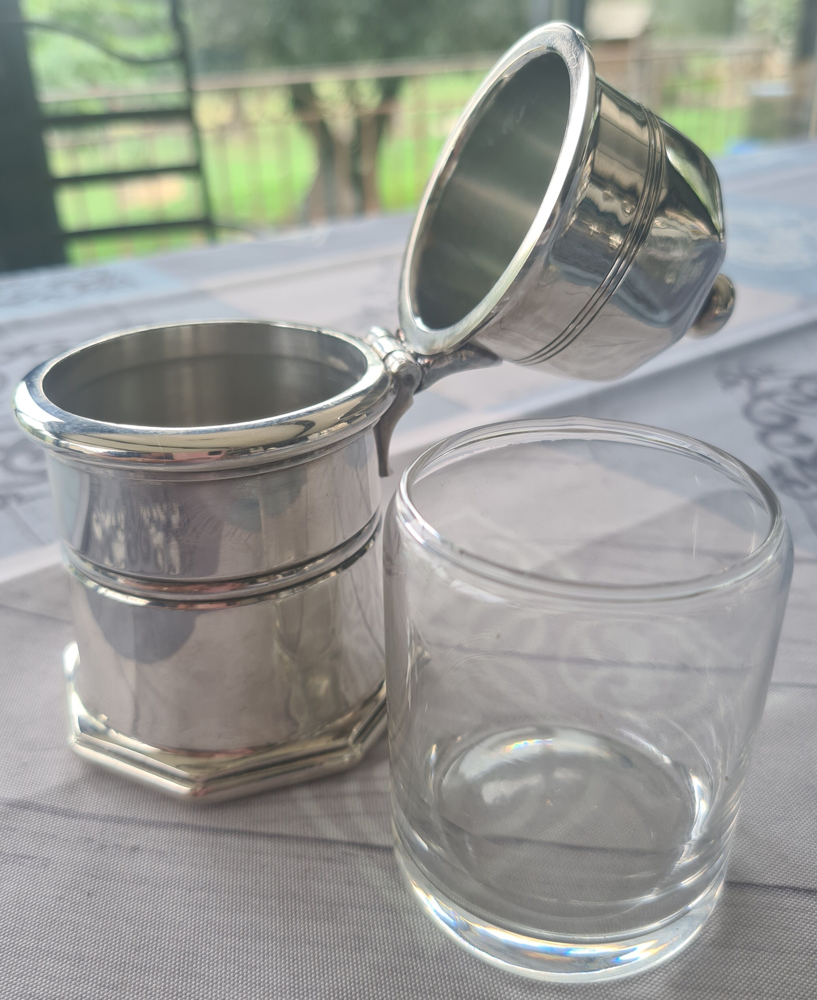Table container from Christofle in silver-plated metal.