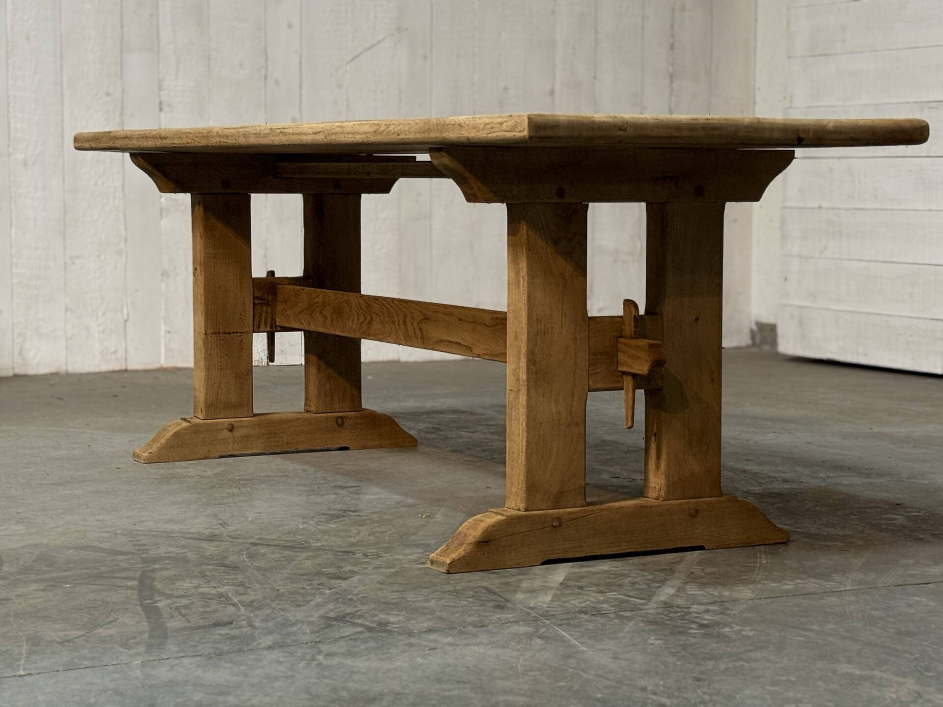 Table de style monastère