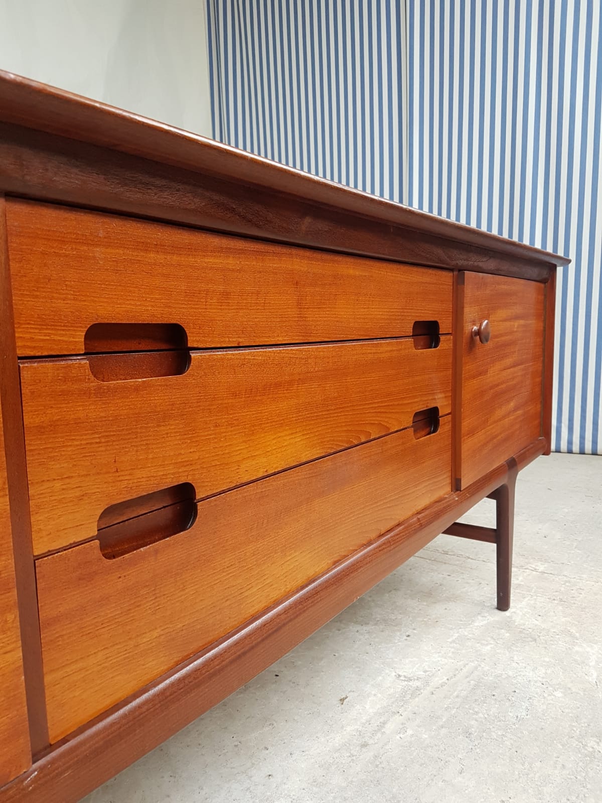 Enfilade par A. Younger en teck
