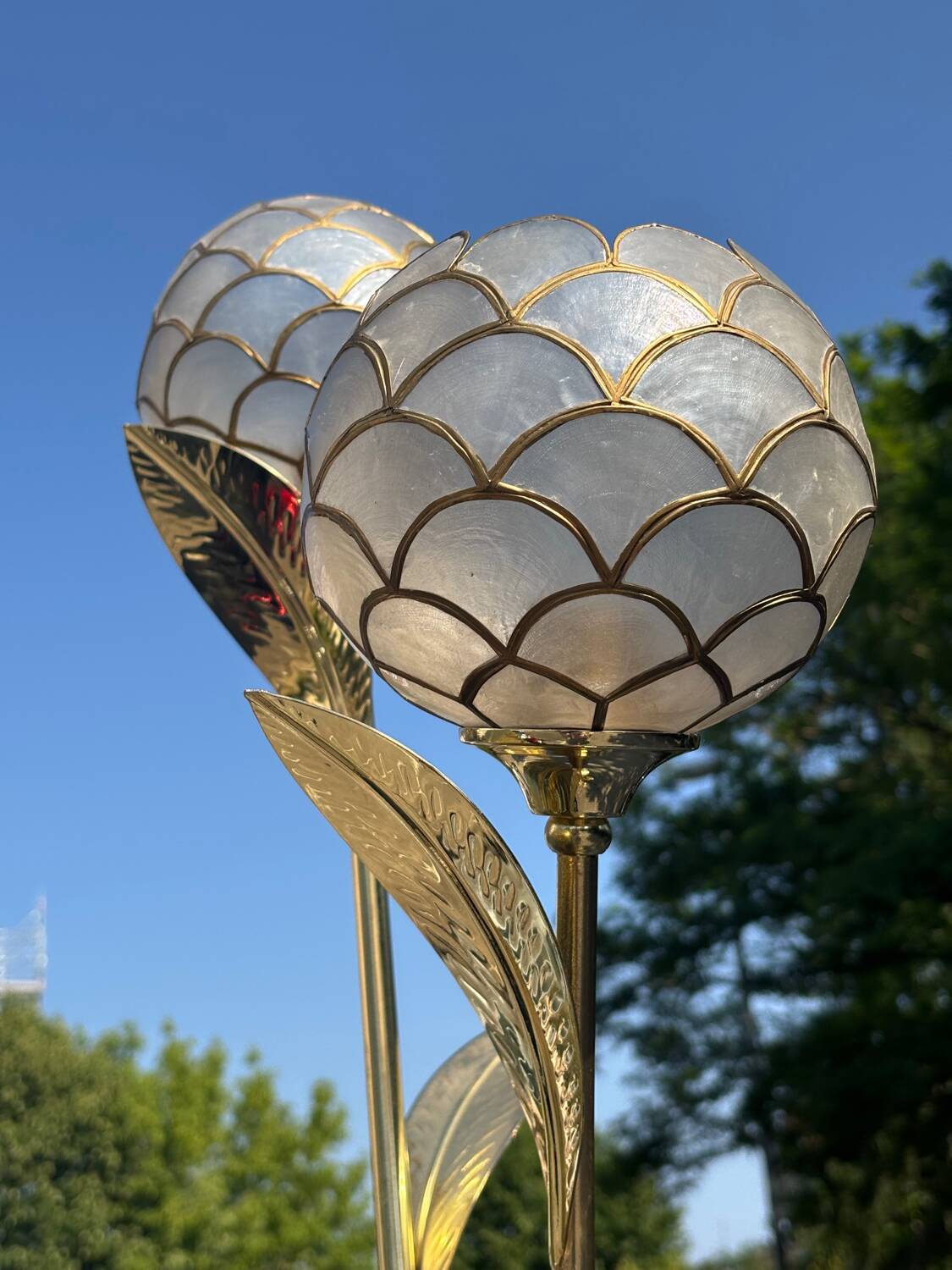 Floral floor lamp in brass and Capiz mother-of-pearl, 1970