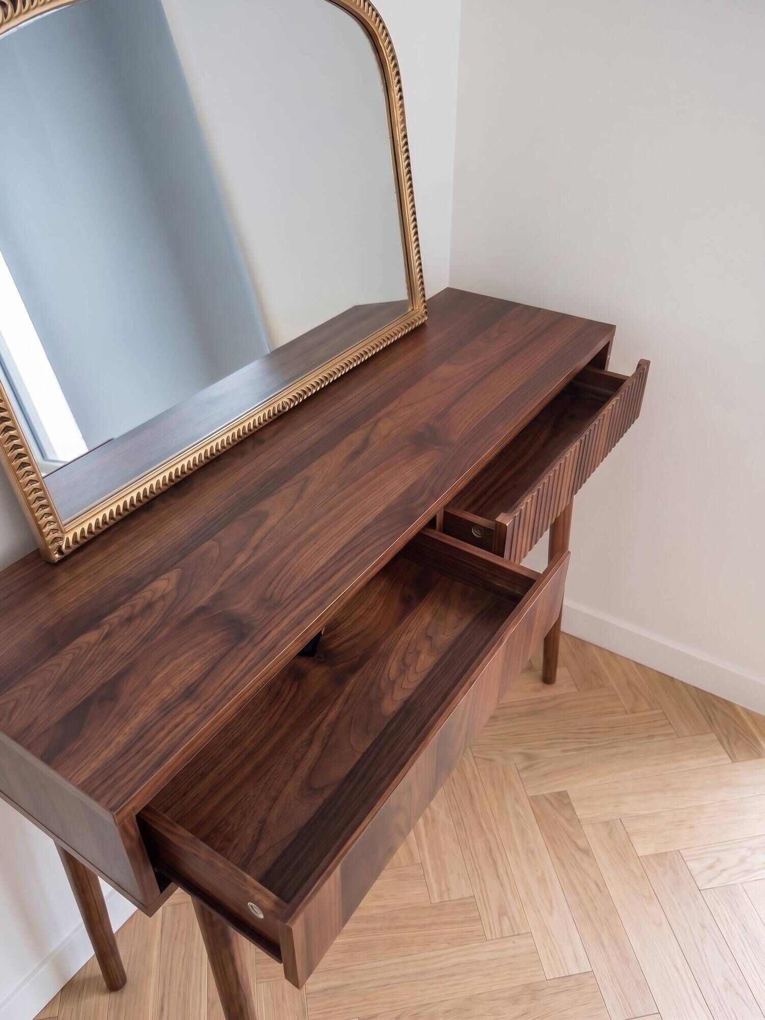 Retro Walnut Wood Hairdresser