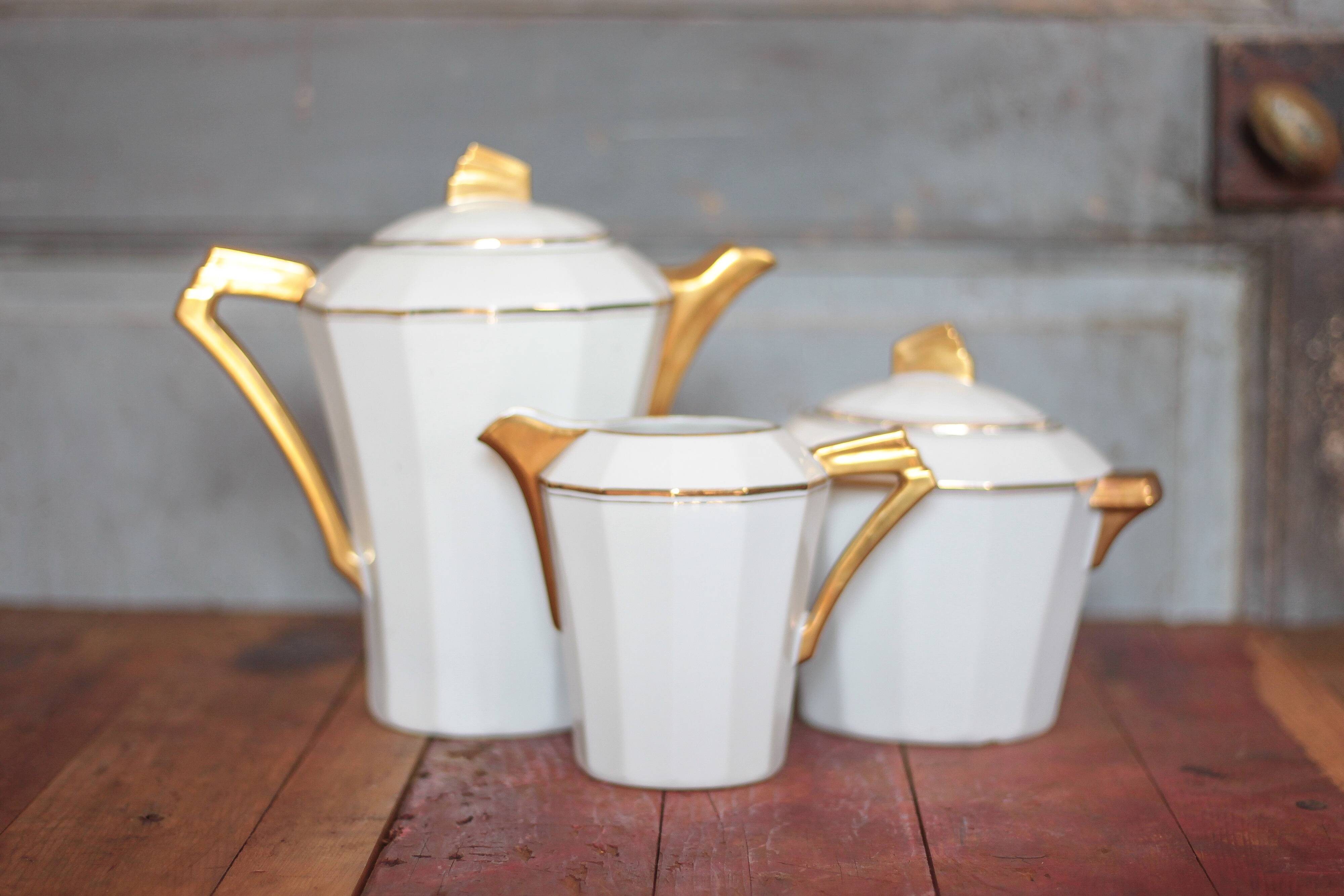 Art Deco porcelain tea service from Limoges, sugar bowl and milk jug, kitchen.