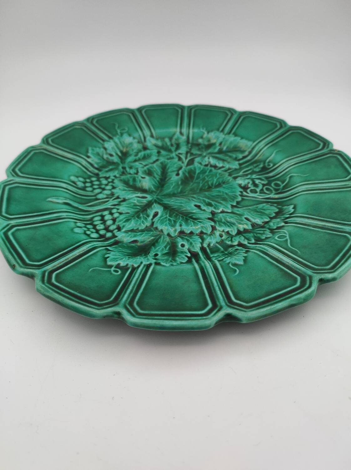10 ceramic plates with vine decor
