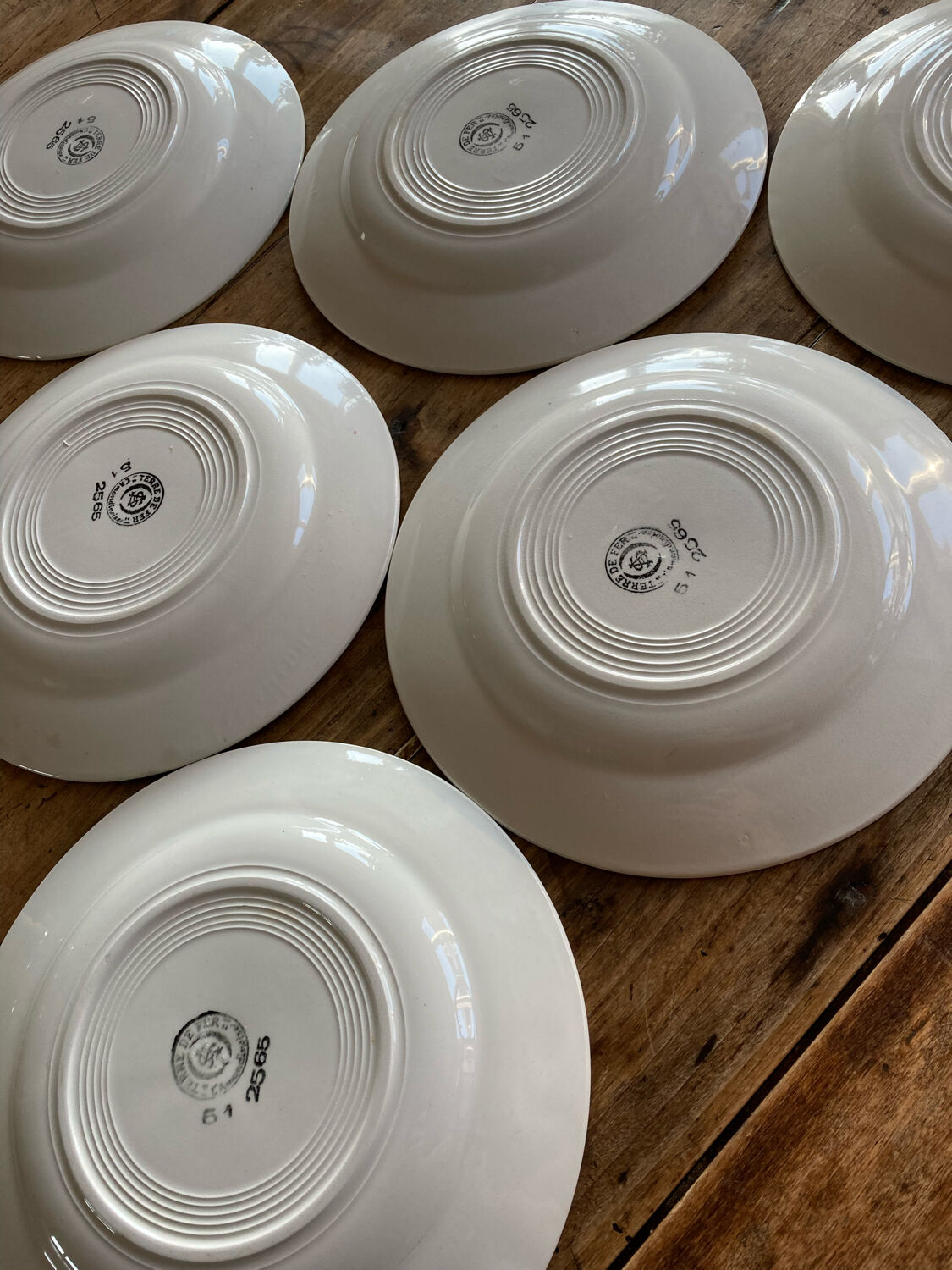 Pink plates iron earth amandinoise