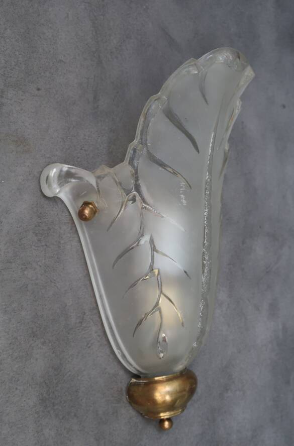 Large Art Deco wall light from the 1930s/40s in brass and thick frosted glass signed.