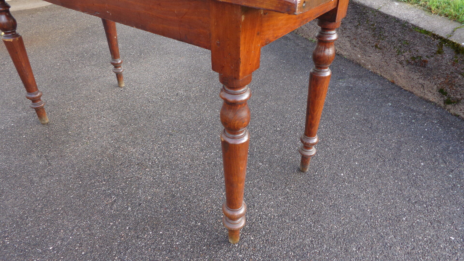 Table with turned legs