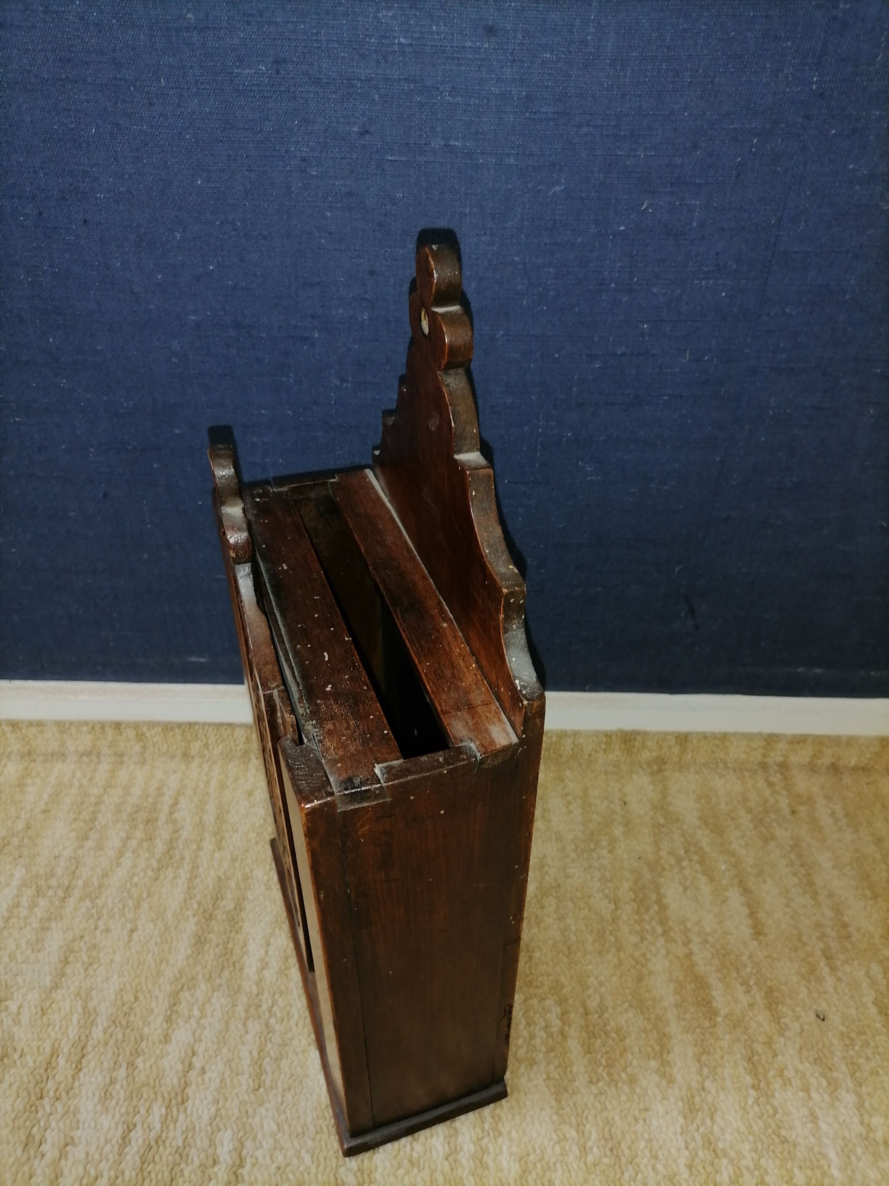 Provencal box walnut with flour or salt