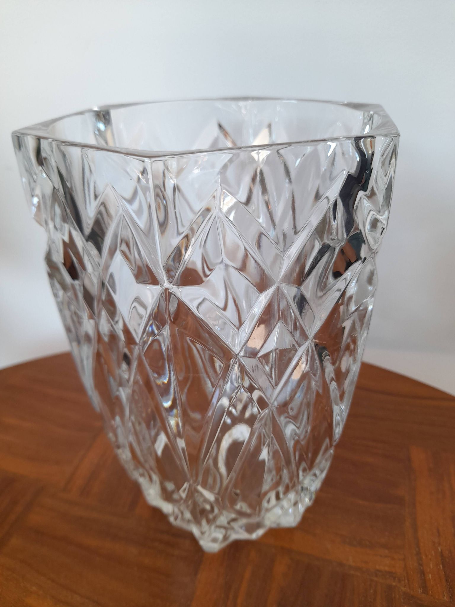 Vase ancien à facettes en verre