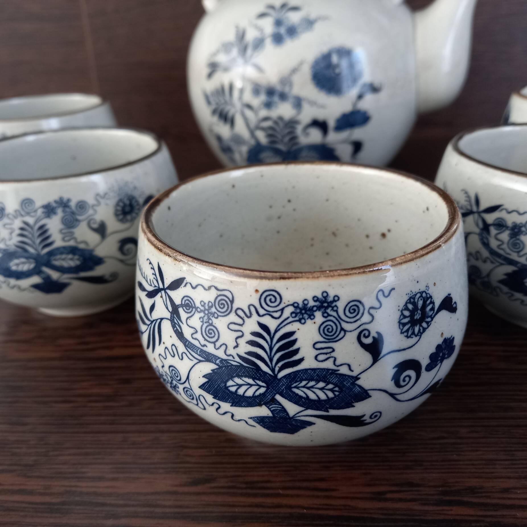 Tea service, teapot and five bowls in oriental style.