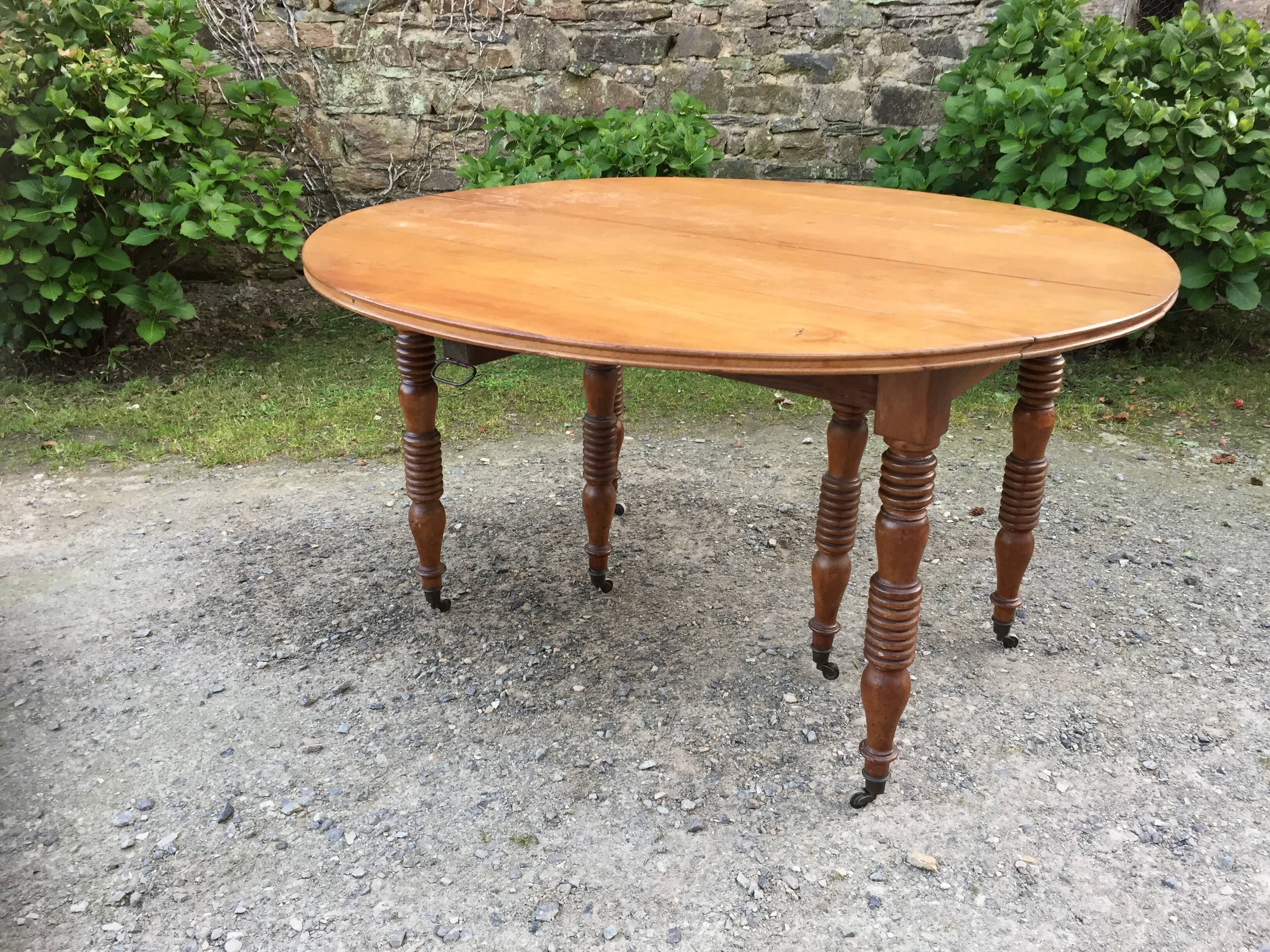 Old oval table Louis Philippe with 6 feet