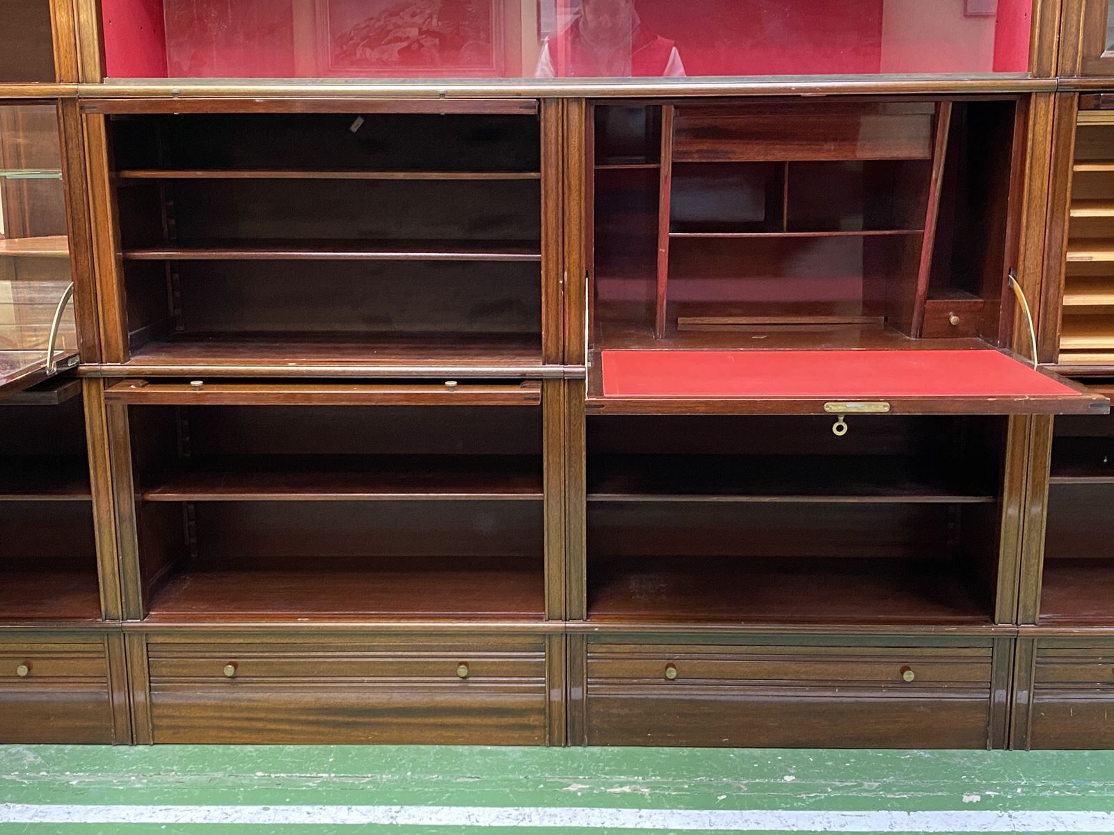 MD bookcase in mahogany 1970