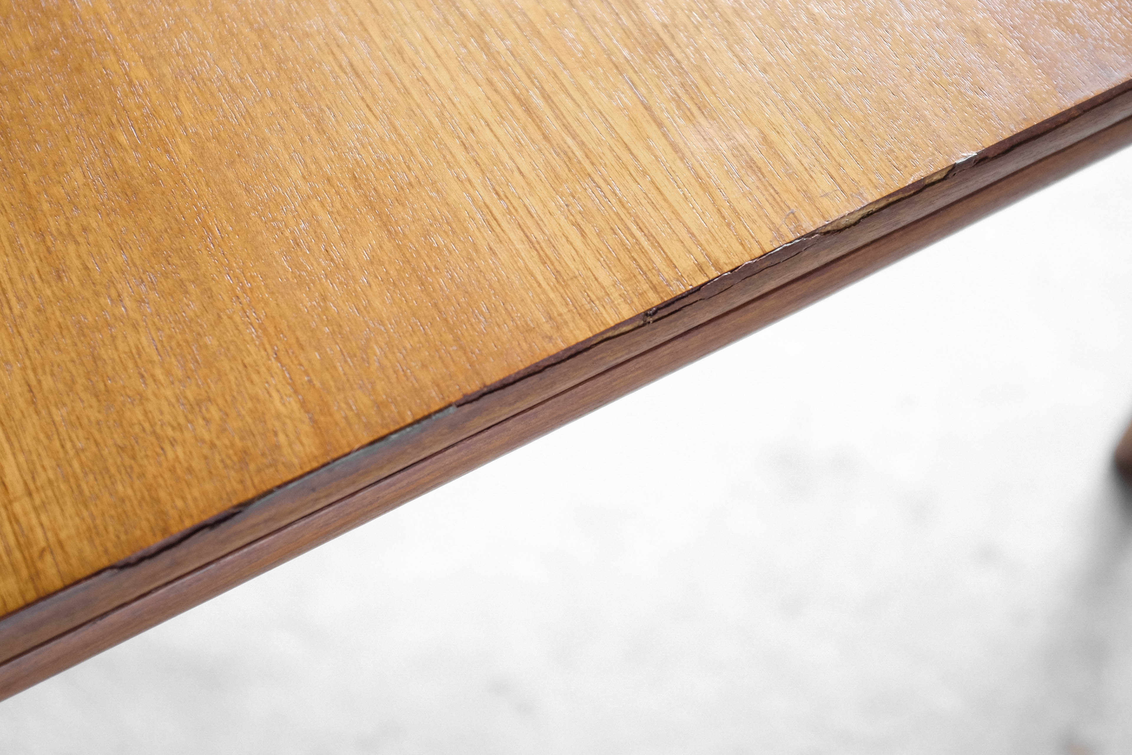 Table and 4 chairs 60