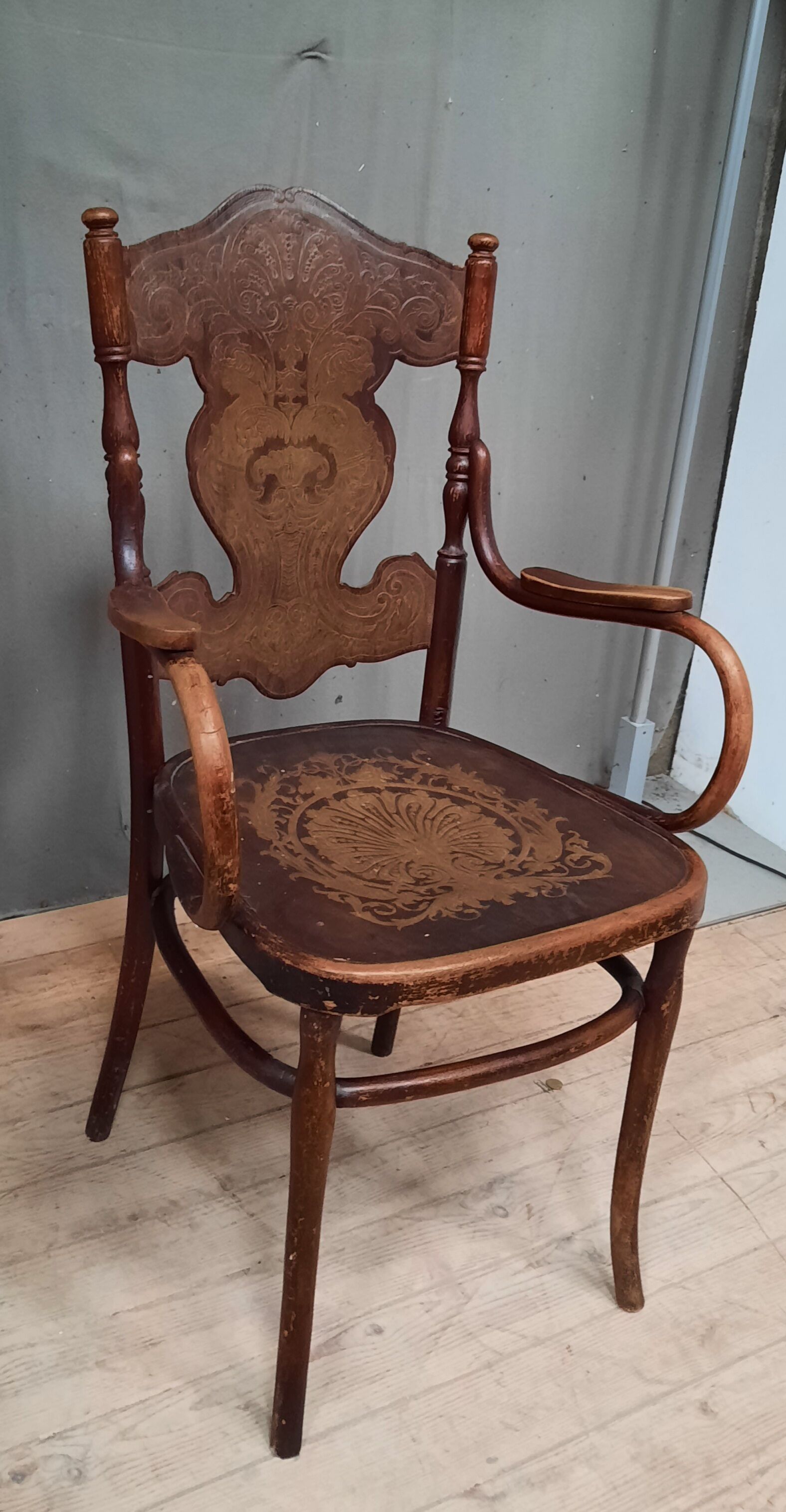 Curved wooden armchair Kohn