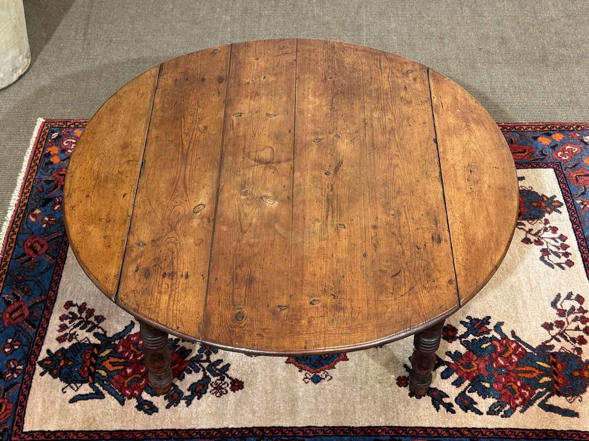 Oval coffee table in fir from the early 20th century.