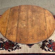 Oval coffee table in fir from the early 20th century.