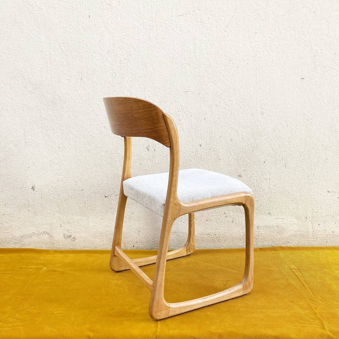 Baumann sled chair – golden oak & off-white fabric