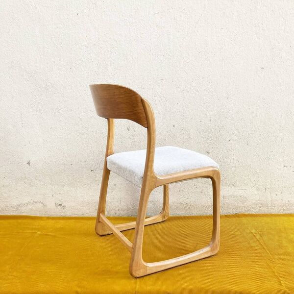 Chaise traîneau Baumann en chêne doré et tissu blanc cassé