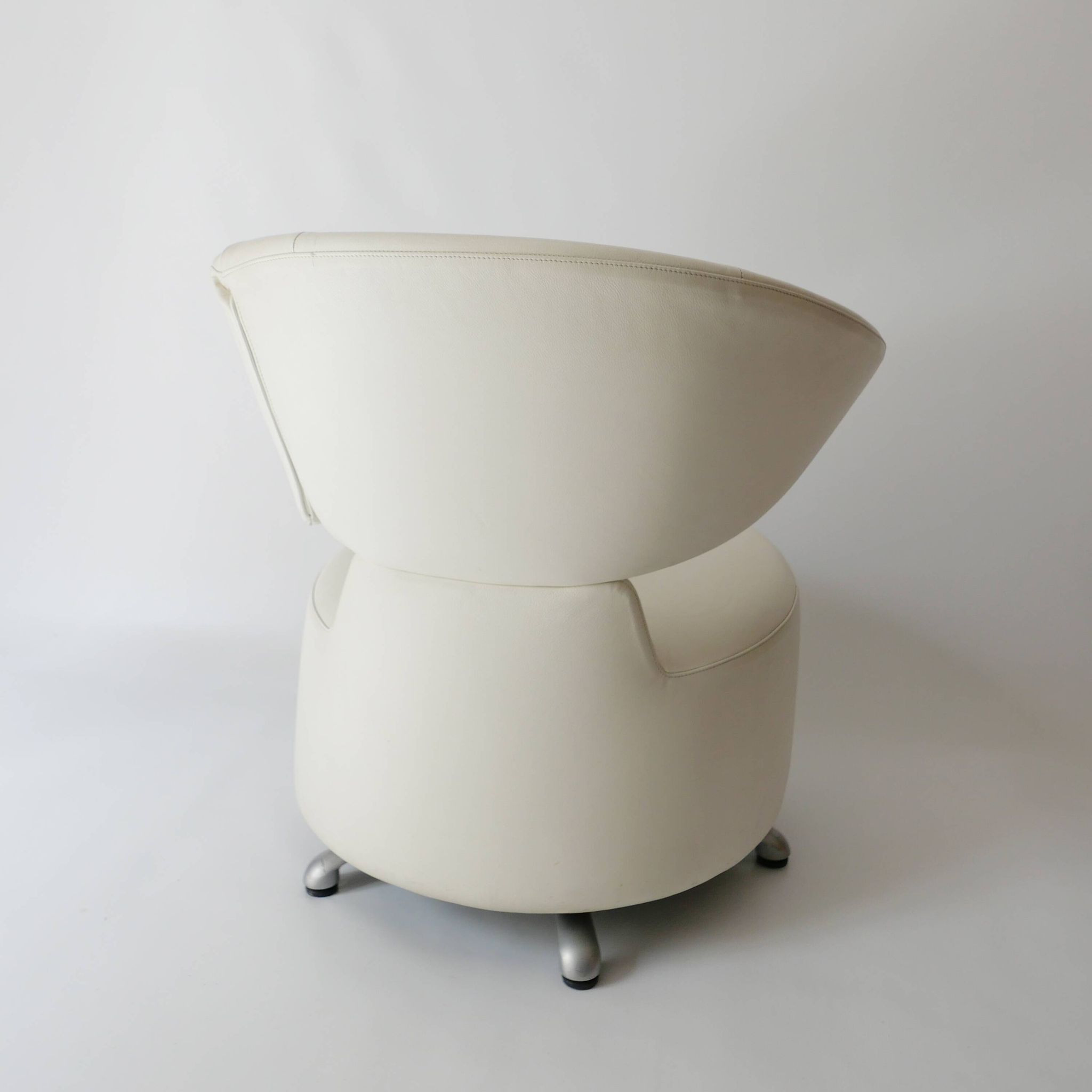 Canta and Aki swivel chairs in leather by Toshiyuki Kita for Cassina