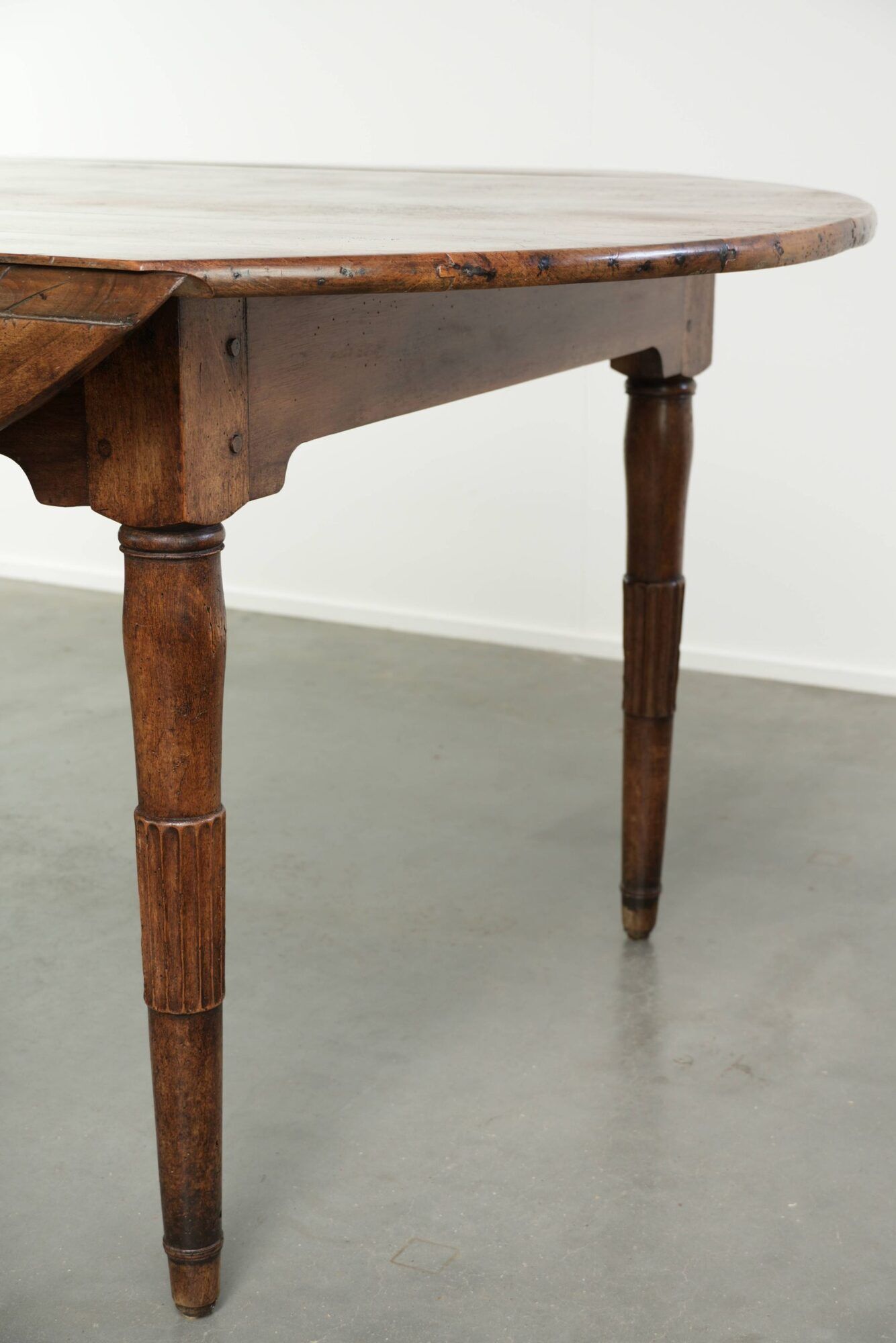 Table de ferme antique française ovale/ronde du 19ème siècle
