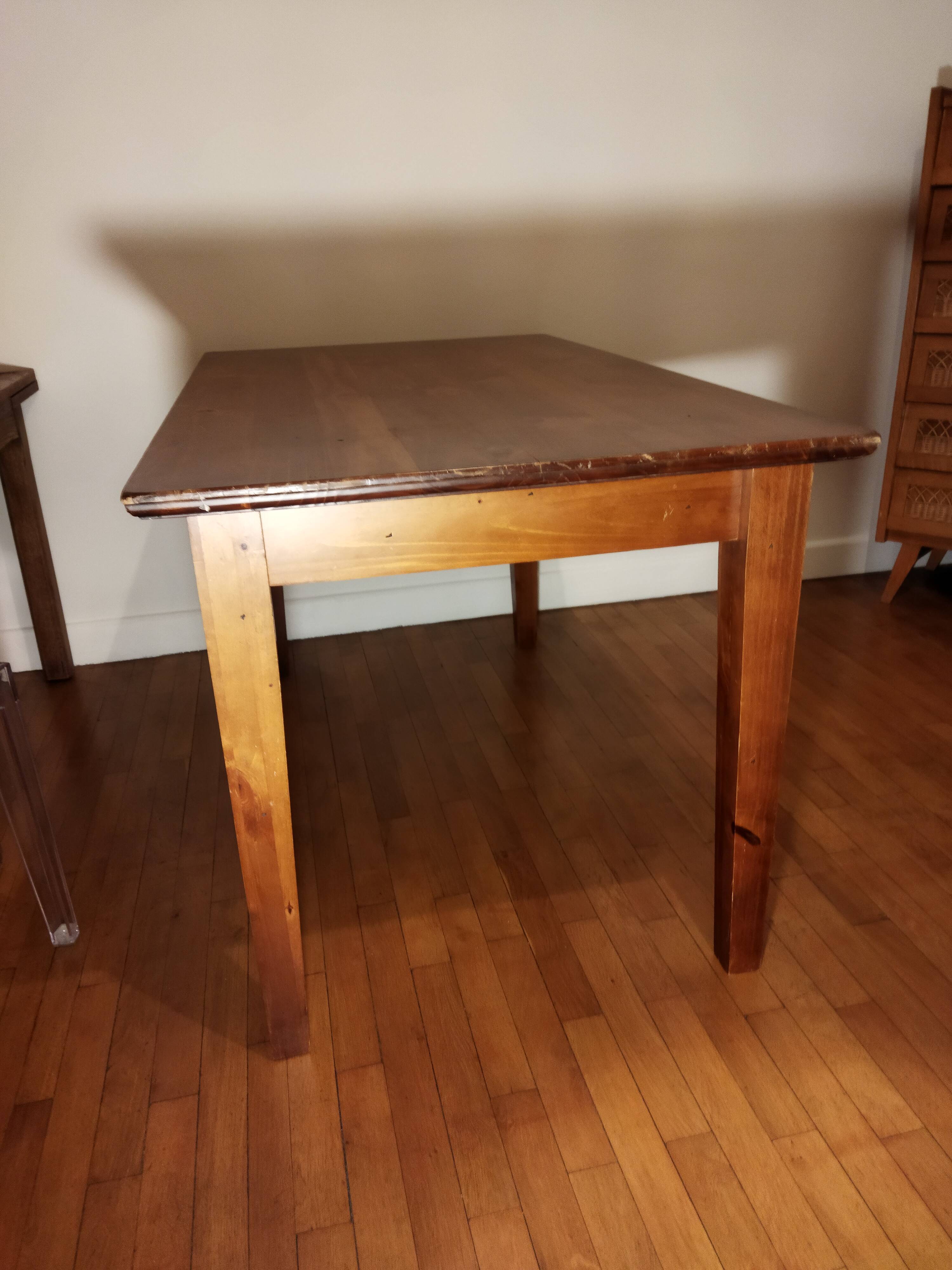 Table feet spindles