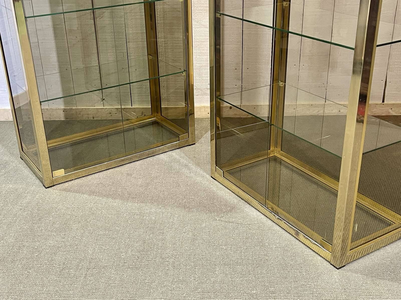 Paire de vitrines d'exposition en chrome doré et verre fumé - années 80