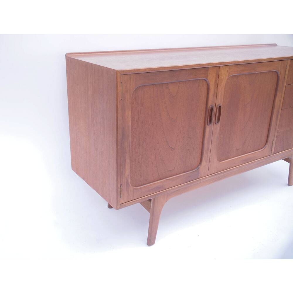 Scandinavian row vintage feet compass