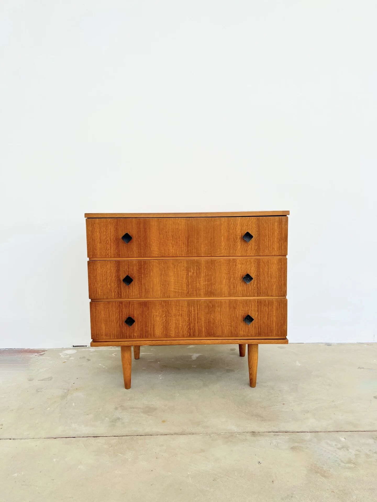 Commode scandinave 3 tiroirs en chêne, boutons noirs — années 60