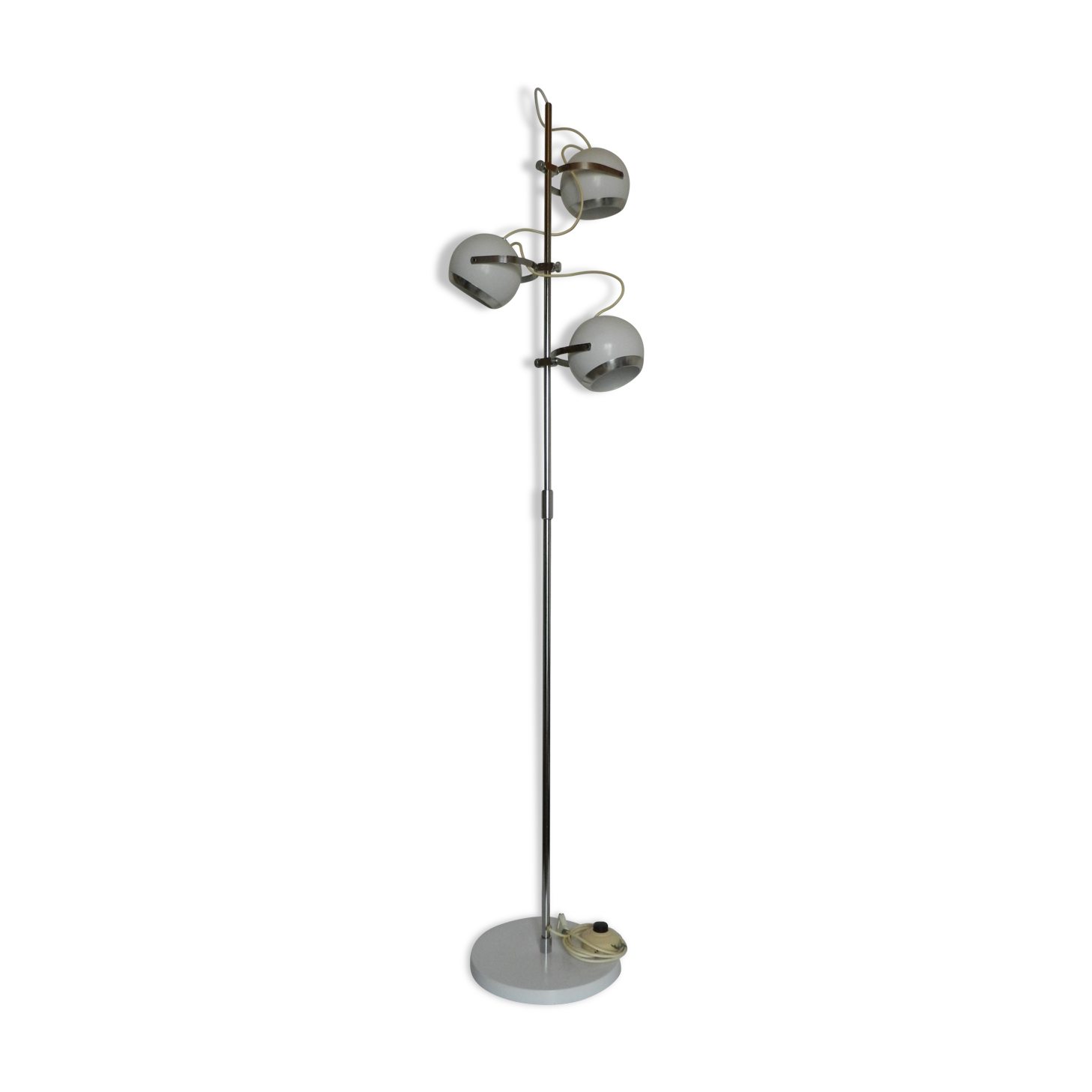 3-ball white and chrome lamppost