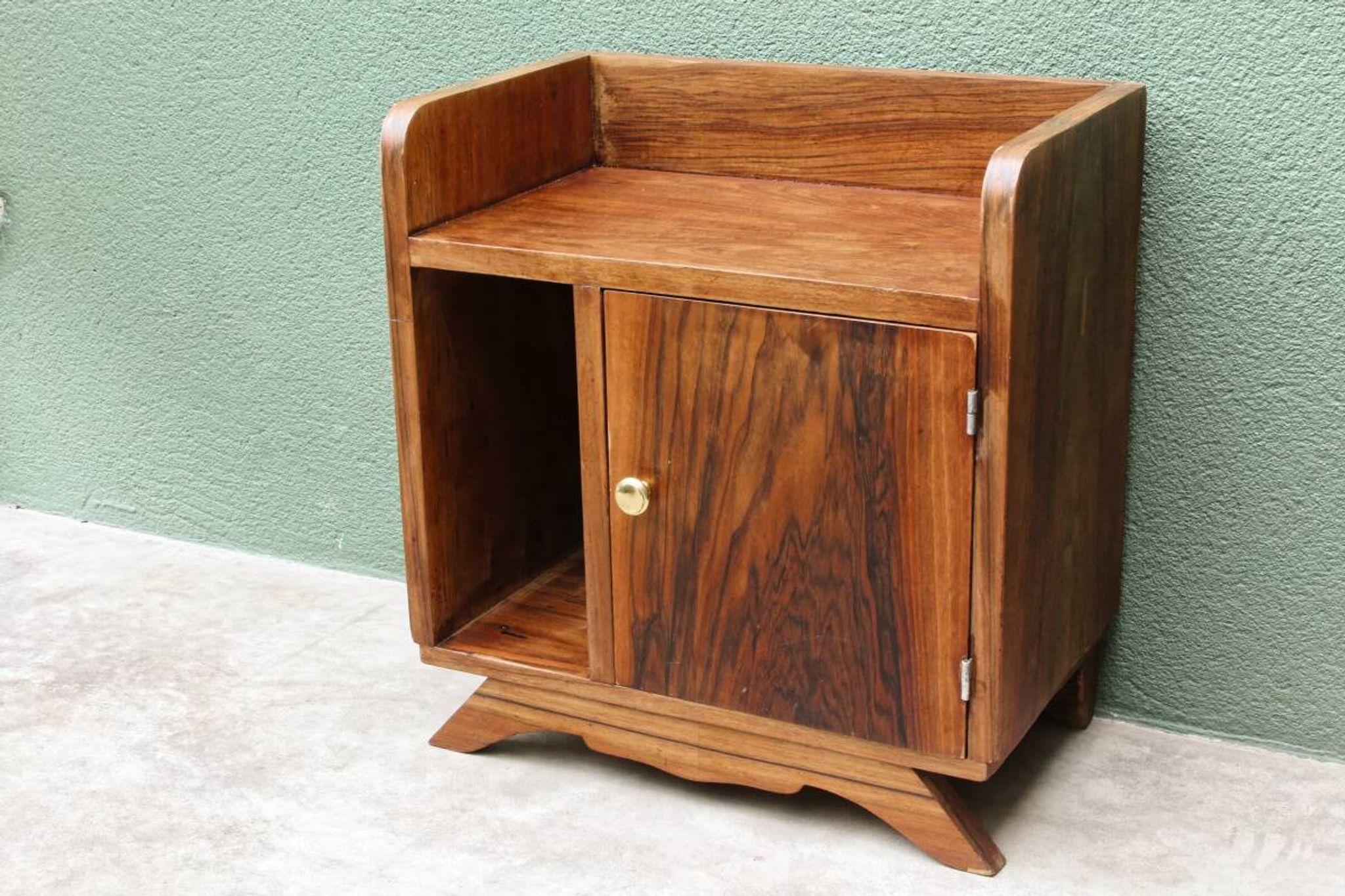 Table de chevet, années 50, plaquage de noyer.
