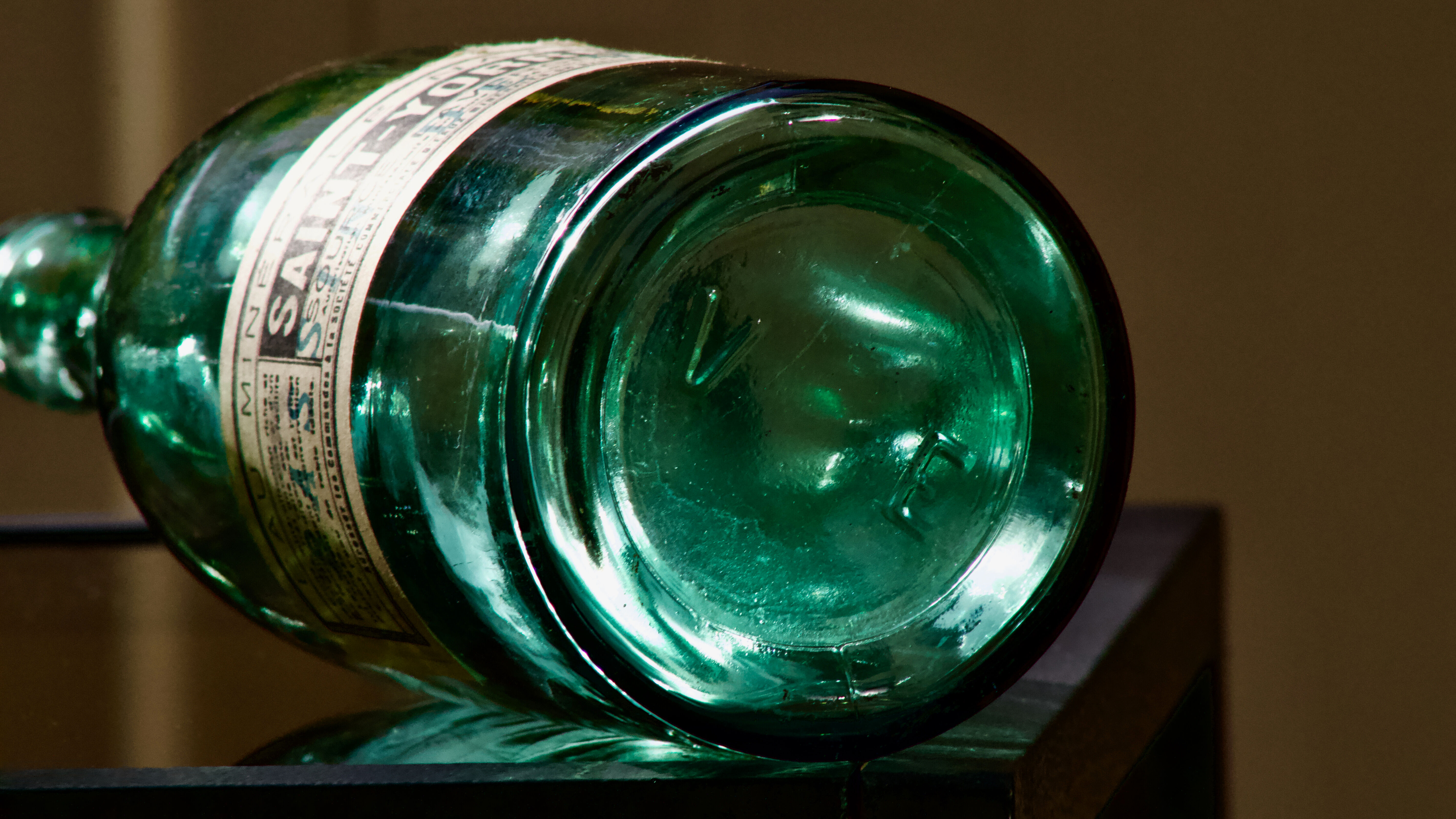 Old bottle of Saint-Yorre mineral water at the beginning of the 20th century with label in very beautiful condition!