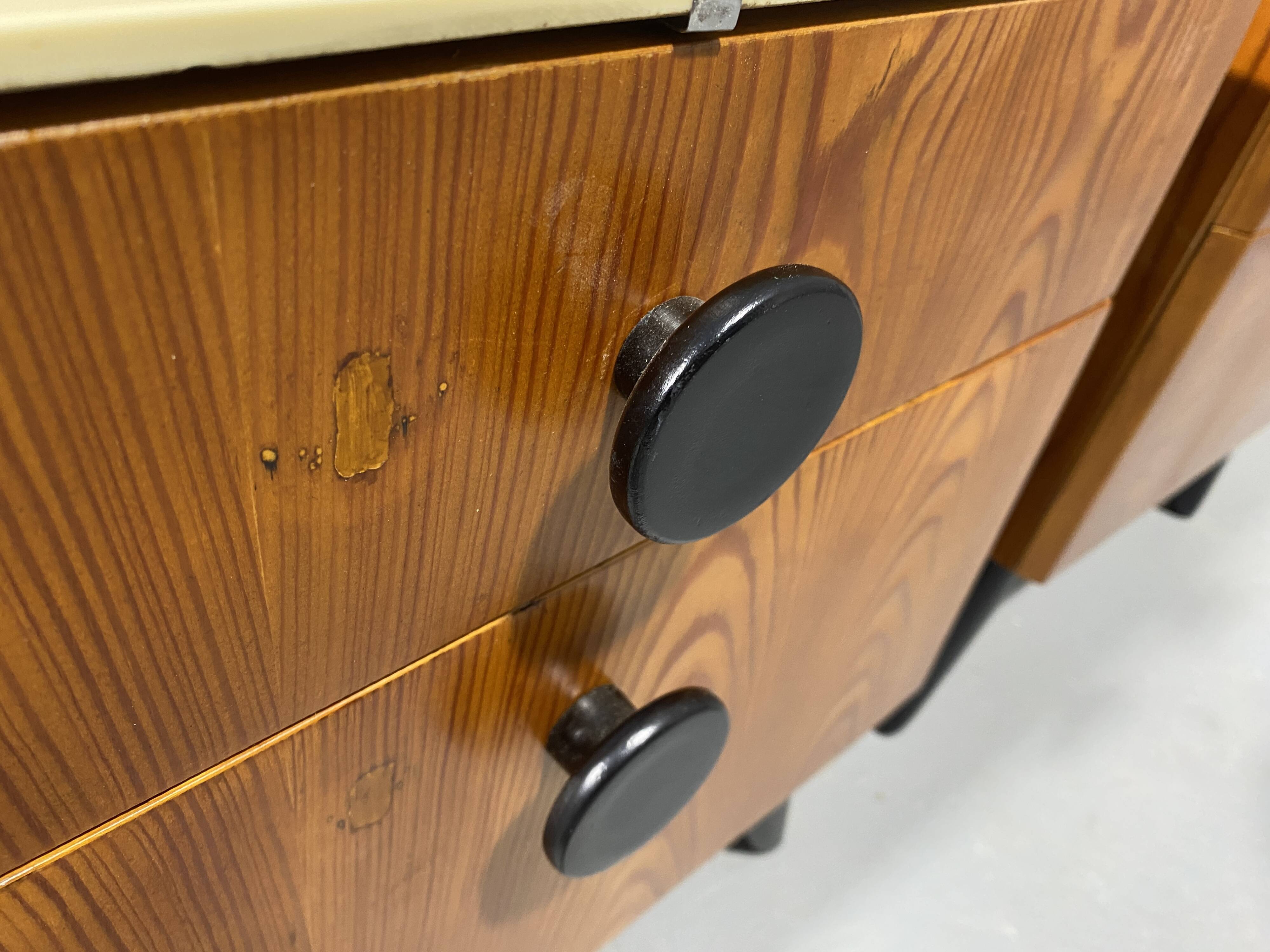 Tables de nuit entièrement restaurées par Jindřich Halabala pour ÚP Závody, années 1950, Tchécoslovaquie