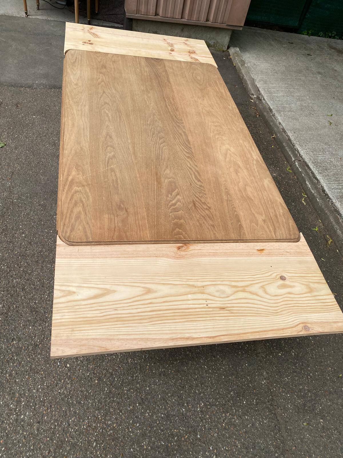 Renovated Art Deco extendable dining table in solid oak and pine from the 1960s.
